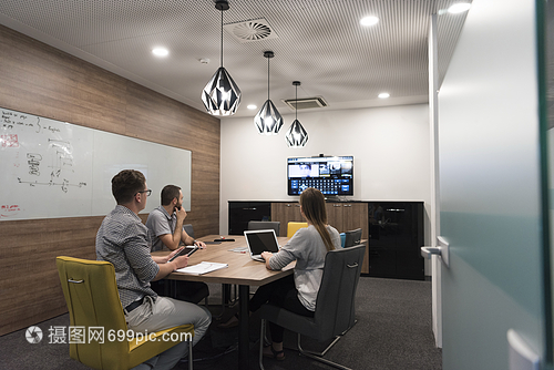 現代辦公室的輕人工作場景 筆記本電腦與咖啡的協作融合